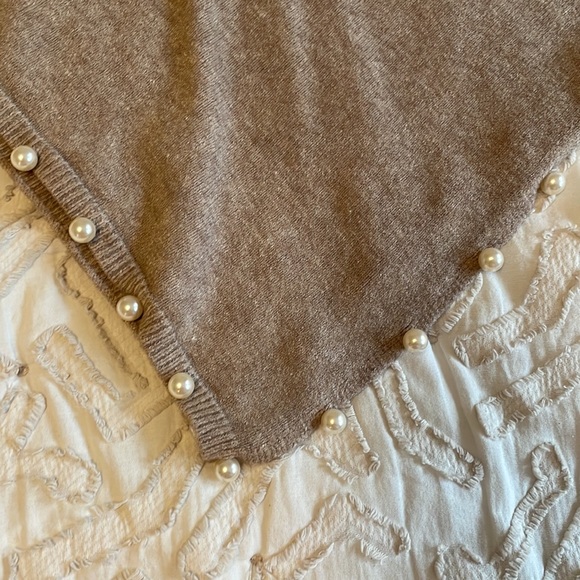 Soft poncho with faux pearls - Picture 2 of 4